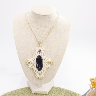 Collier en micro-macramé et Kämmerérite blanc et doré