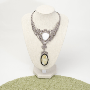 Collier en micro-macramé, Opale dendrite et Agate mousse