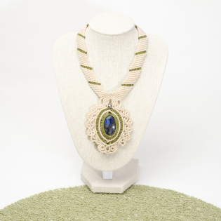 Collier en micro-macramé et sodalite bleue