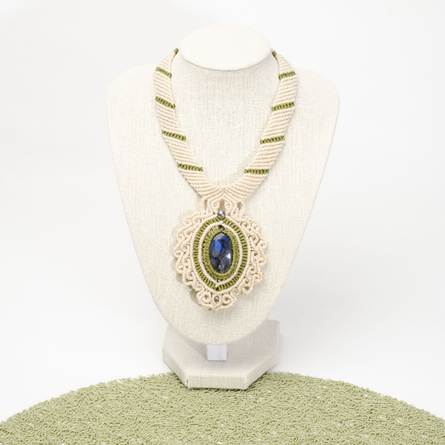 Collier en micro-macramé et sodalite bleue