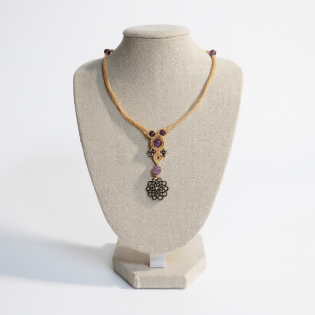 Collier améthyste et pendentif rosace micro-macramé