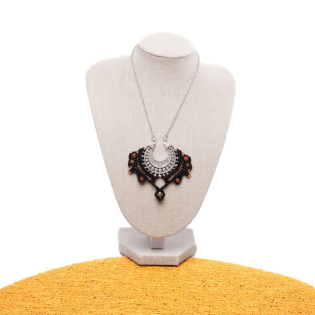 Collier Énergie Solaire – Micro Macramé, Cornaline & Pendentif Ethnique en Zamac