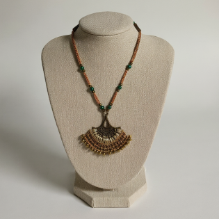 Collier en micro-macramé, Malachite et pendentif bronze