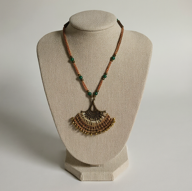 Collier en micro-macramé, Malachite et pendentif bronze