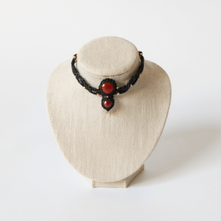 Collier ras de cou en micro-macramé et Jaspe rouge