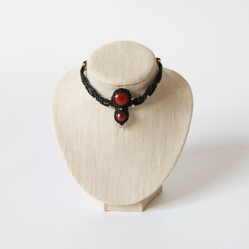 Collier ras de cou en micro-macramé et Jaspe rouge