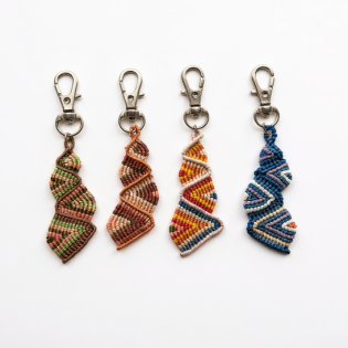 Porte-clé arc-en-ciel micro-macramé